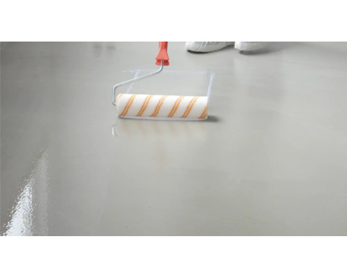 Farbe wird mit einer Farbwalze auf einen Boden aufgetragen