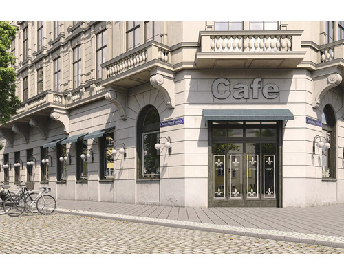 Außenansicht eines Cafés in einem Gebäude im klassischen Stil mit Fahrrädern