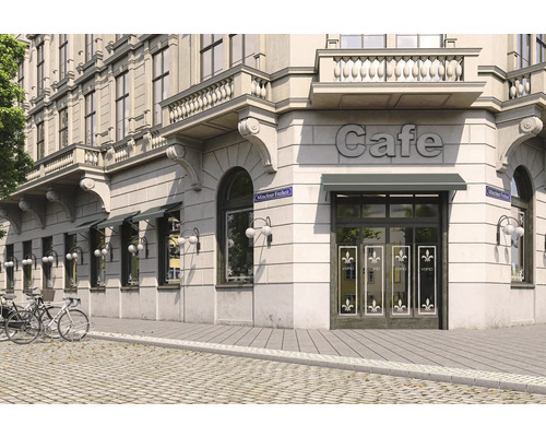 Außenansicht eines Cafés in einem klassischen Gebäude mit Markisen und Fahrrädern vor der Tür