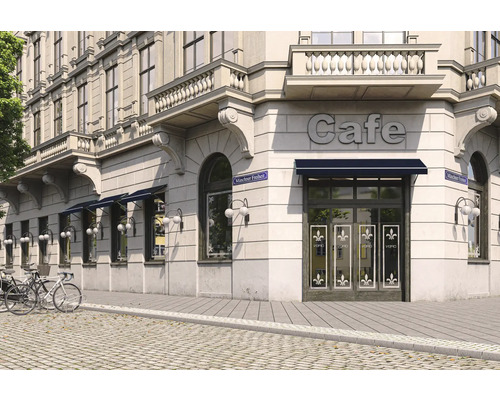 Außenansicht eines Cafés in einem Eckgebäude mit Markisen und Fahrrädern
