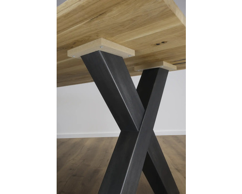 Detailansicht eines Esstischs mit Tischplatte und X-förmigem Tischfuß aus Metall