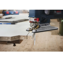 Bosch Stichsäge beim Schneiden eines Werkstücks aus Holz. Bosch Logo.