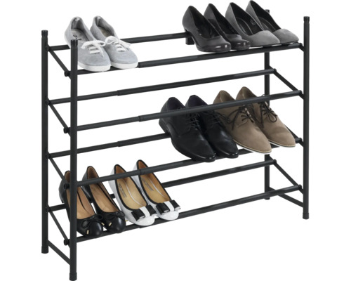 Schuhregal mit mehreren Schuhen