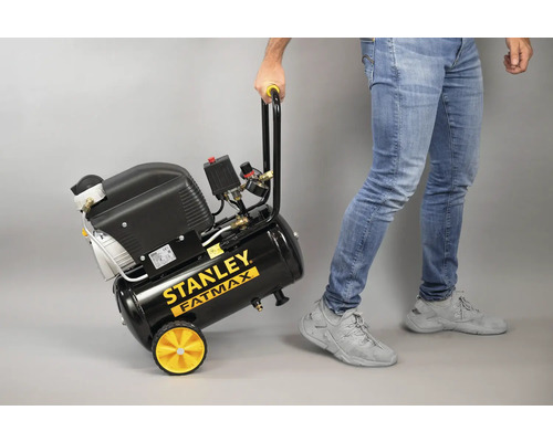 Stanley Fatmax Kompressor mit Griff und Rädern wird gezogen