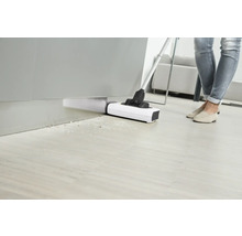 Person saugt mit Staubsauger den Boden