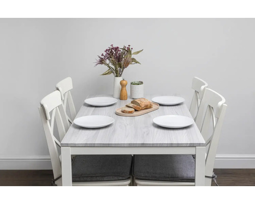 Esstisch mit vier Stühlen und Tischdekoration