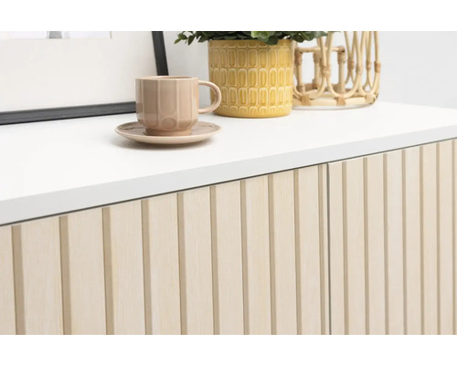 Anrichte mit Tasse und Dekorationen