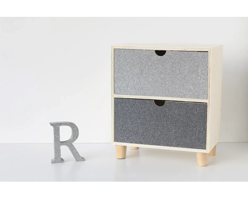 Kleiner Schrank mit zwei Schubladen und einem dekorativen Buchstaben