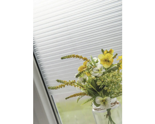 Plissee-Rollo am Fenster mit Blumenvase dekoriert