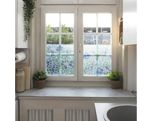 Fenster mit dekorativer Fensterfolie im floralen Design für mehr Privatsphäre.