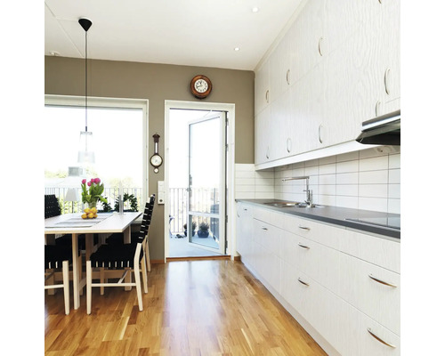 Helle Küche mit Essbereich, Holzboden und Zugang zum Balkon.