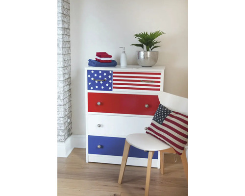 Kommode mit amerikanischem Flaggenmuster, Handtüchern, Seifenspender, Topfpflanze und Stuhl