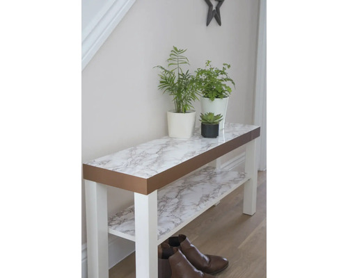 Schuhregal mit zwei Ablagen, Pflanzen und Schuhen