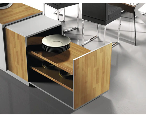 Anrichte mit offenem Regal und Geschirr