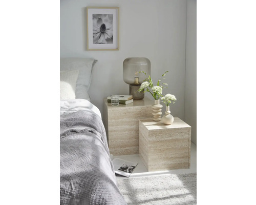Schlafzimmer Szene mit Bett, Nachttischen, Lampe, Vasen, Bild und Dekorationsgegenständen.