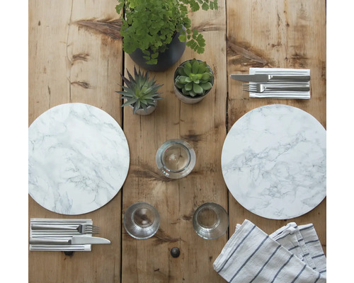 Esstischdekoration mit Marmor Platzsets, Pflanzen, Gläsern und Besteck