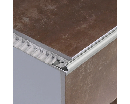 Detailaufnahme einer Treppenkante mit Fliesenschiene.