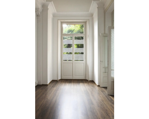 Heller Raum mit Holzboden, Doppeltür und Fenster