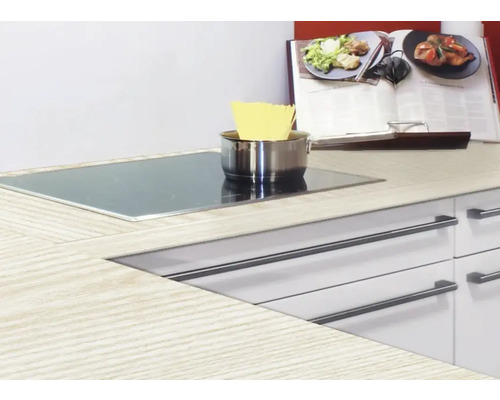 Küchenszene mit Kochfeld, Kochtopf und Kochbuch