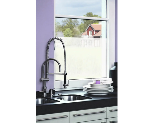 Küchenspüle mit Armatur und Geschirr auf der Arbeitsplatte