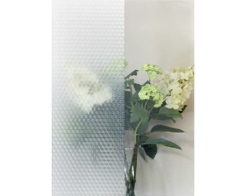 Dekorfolie mit geometrischem Muster neben Blumenarrangement