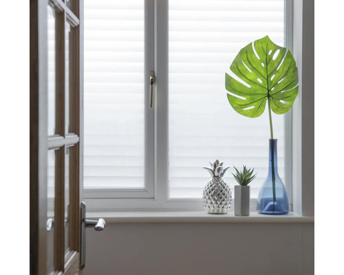 Dekoration mit Kunstpflanzen auf einer Fensterbank