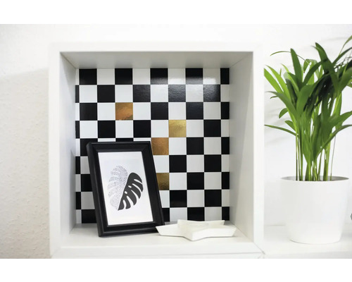 Dekoratives Regal mit Schachbrettmuster, Bilderrahmen und Zimmerpflanze