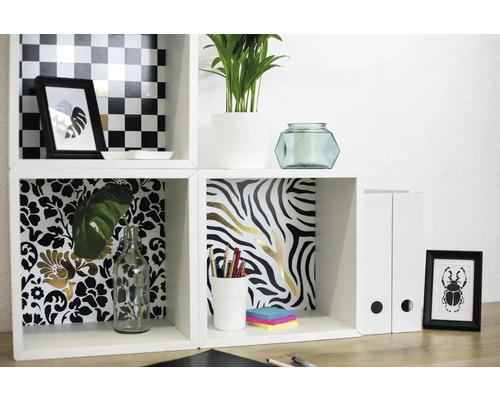 Regalwürfel mit Dekorationsgegenständen und Büroartikeln