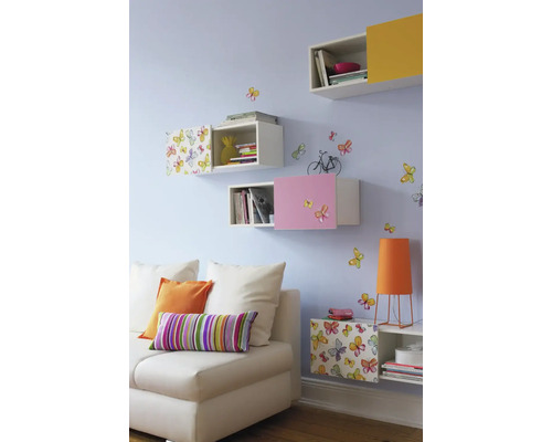 Wohnzimmer mit Sofa, Tischlampe und Wandregalen in verschiedenen Ausführungen