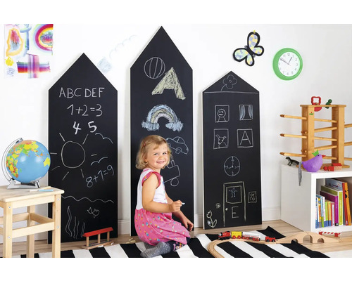 Kinderzimmer mit Kreidetafeln in Hausform, mit Kreidezeichnungen und einem kleinen Mädchen.