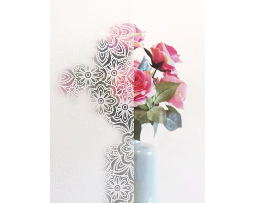 Dekorfolie mit Blumenmuster und Vase mit Rosen