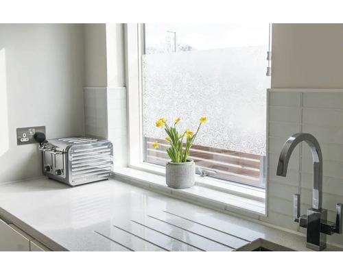 Küchenszene mit Toaster, Spüle und Fensterfolie mit Muster