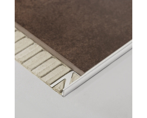 Fliesenprofil an Wand mit Fliesen