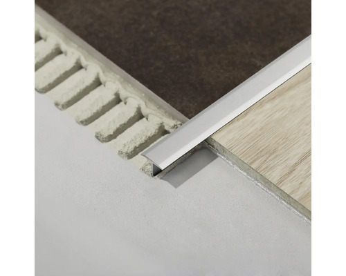 Installiertes Übergangsprofil zwischen Fliesen und Bodenbelag