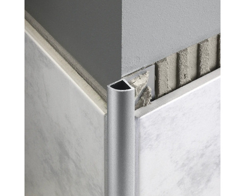 Silbernes Flieseneckprofil an einer Wand angebracht