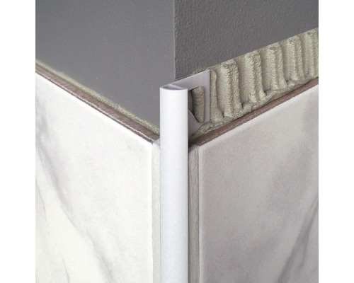 Weiße Fliesenschiene an einer gefliesten Ecke