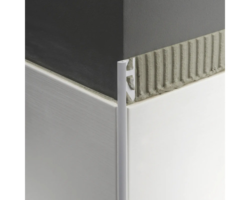 Detailansicht einer Ecke mit Fliesenschiene und Fliesen