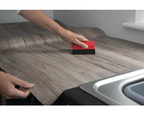 Aufbringen einer Holzdekorfolie auf eine Arbeitsplatte mit einem Rakel