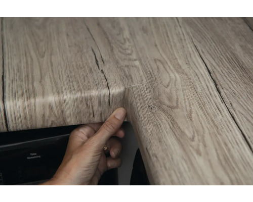 Detailansicht einer Arbeitsplatte in Holzoptik mit Eckverbindung