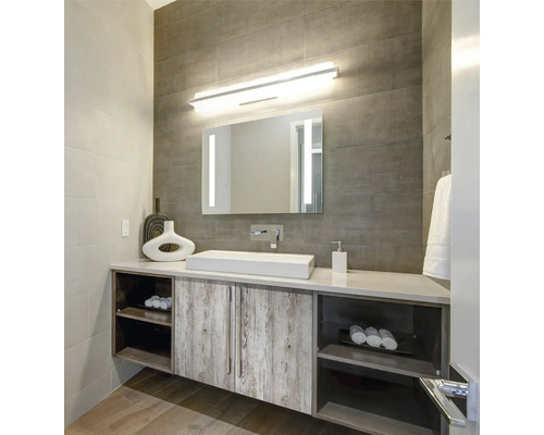 Badezimmer mit Waschbecken, Spiegel und Unterschrank mit Holzoptik
