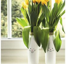 Zwei Vasen mit Tulpen und Hasenmotiven auf einer Fensterbank