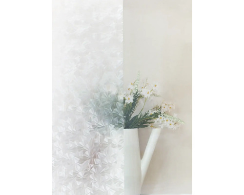 Dekorfolie mit geometrischem Muster neben Blumenvase