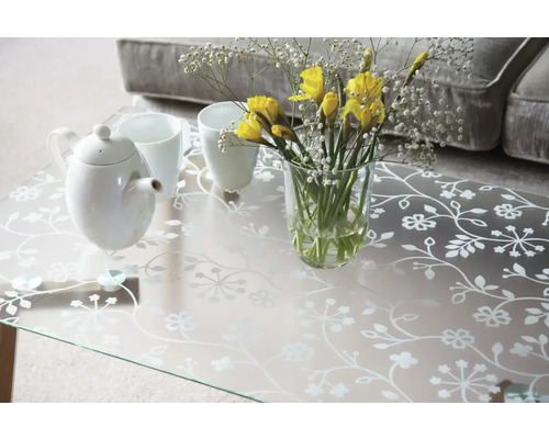 Teetisch mit Teekanne, Tassen und Blumen in Vase