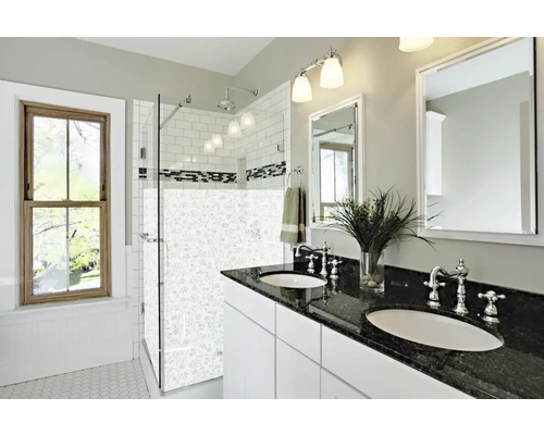 Helles Badezimmer mit Dusche, Doppelwaschtisch und Spiegel