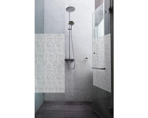Badezimmer mit Dusche, Duschabtrennung und Bambusmuster