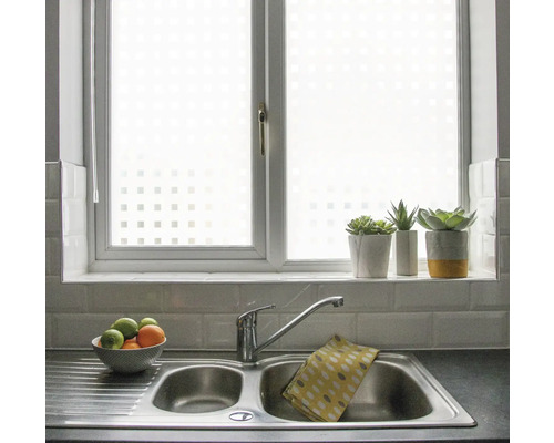 Küchenszene mit Fensterfolie für Sichtschutz, Spüle und Dekoration