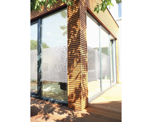 Außenansicht eines modernen Hauses mit Holzverkleidung und großen Fenstern mit Sichtschutzfolie.