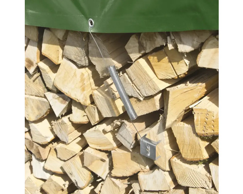 Brennholz mit Planenbefestigung und Spannfeder unter einer Plane