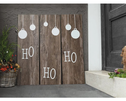 Dekoratives Holzpaneel mit Weihnachtskugel und dem Schriftzug Ho Ho Ho als Weihnachtsschmuck