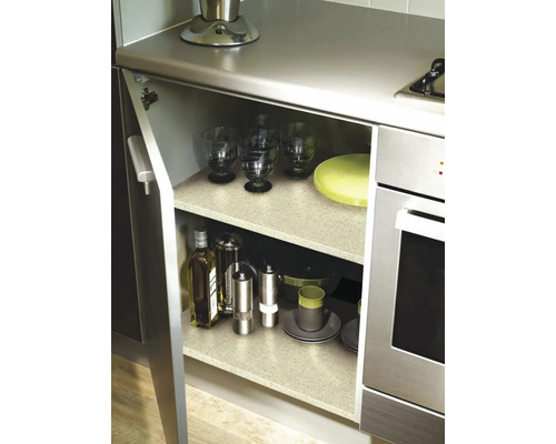 Küchenschrank mit Geschirr, Ölflasche und Gewürzmühlen